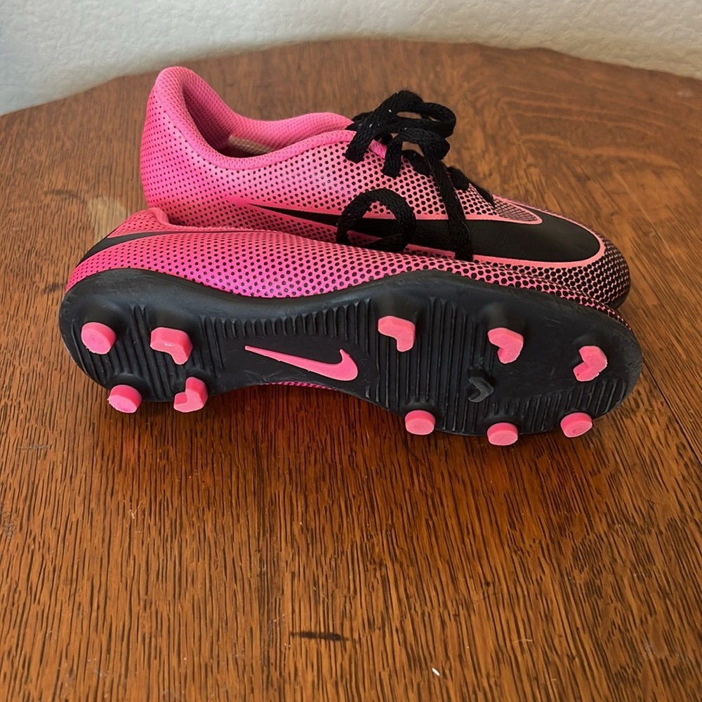 Nike pink soccer shoes - Picture 2 of 3